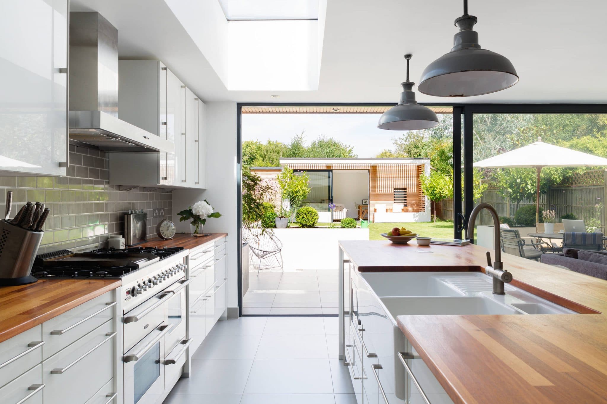 plenty-of-countertop-space-next-to-appliances