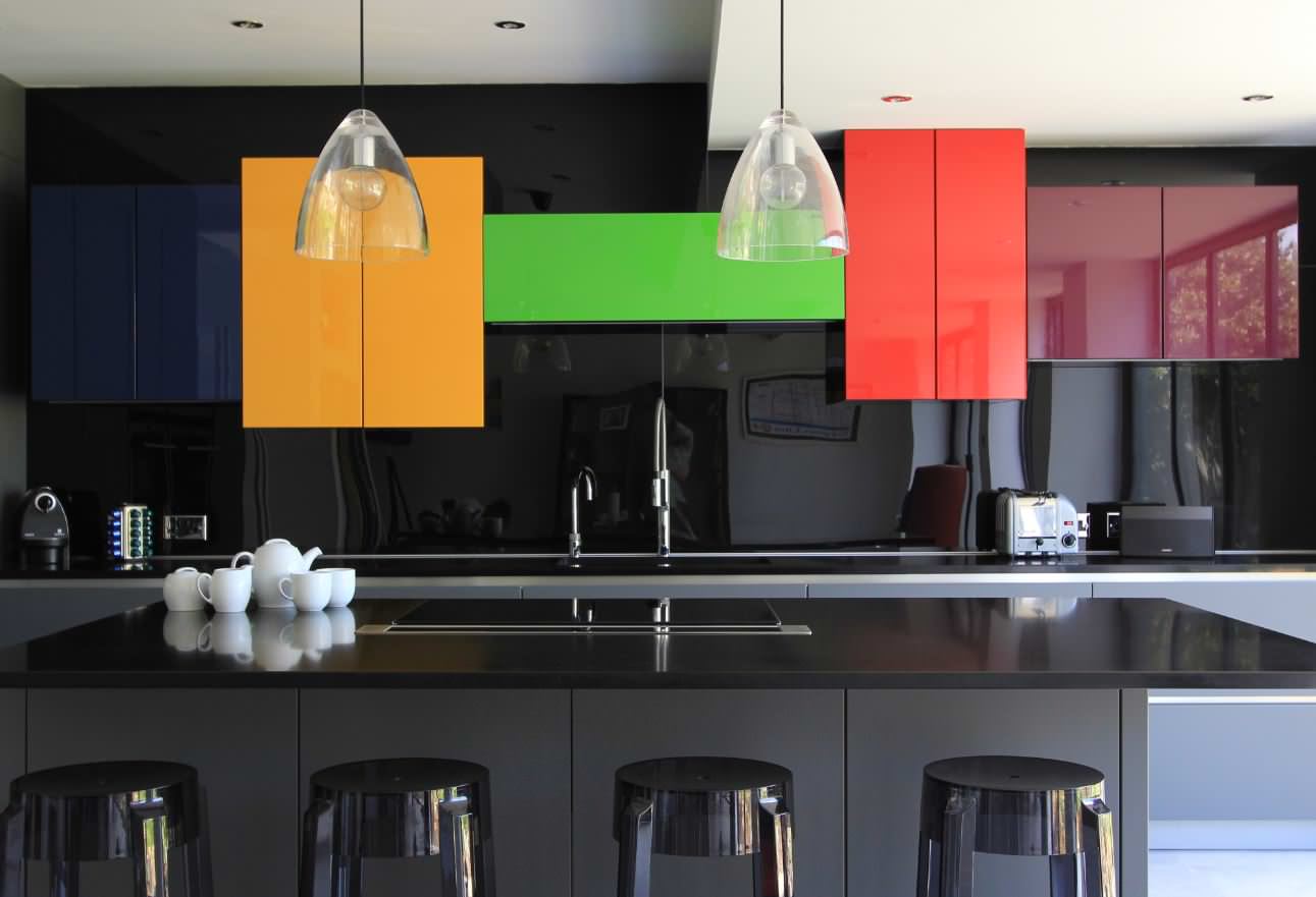 bold-kitchen-cabinet-colors-with-highlights