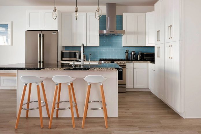 white-shaker-cabinets-island-with-stools