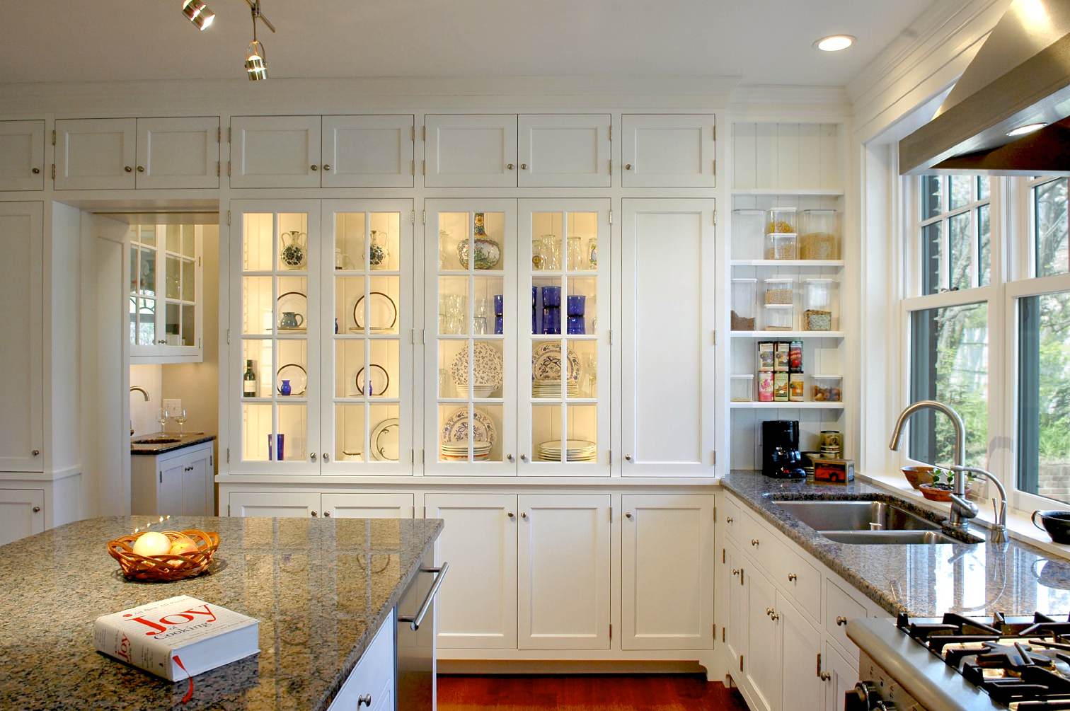 lighting-glass-cabinets-for-display-pieces