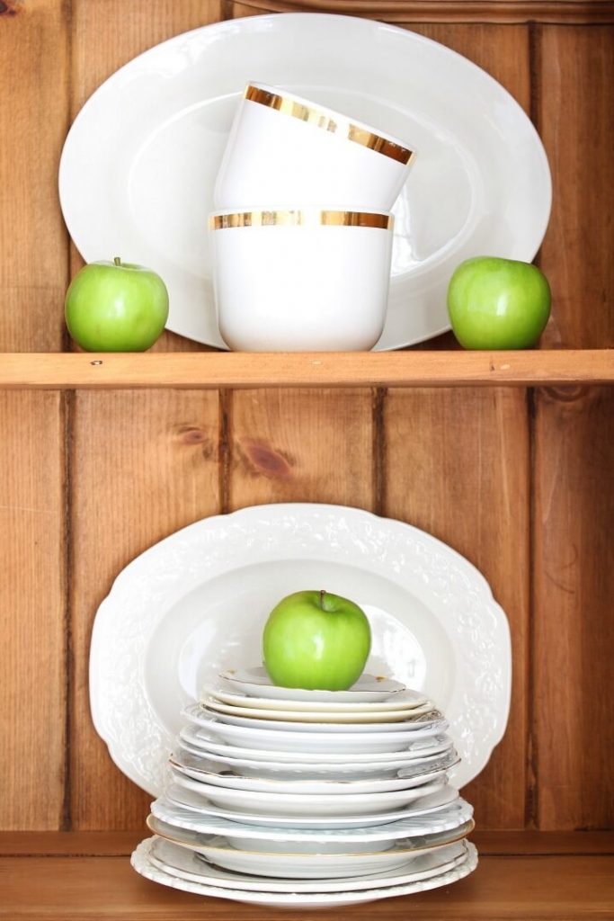 white-plates-green-apple-decoration