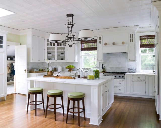 white-shaker-kitchen-green-apple-decoration