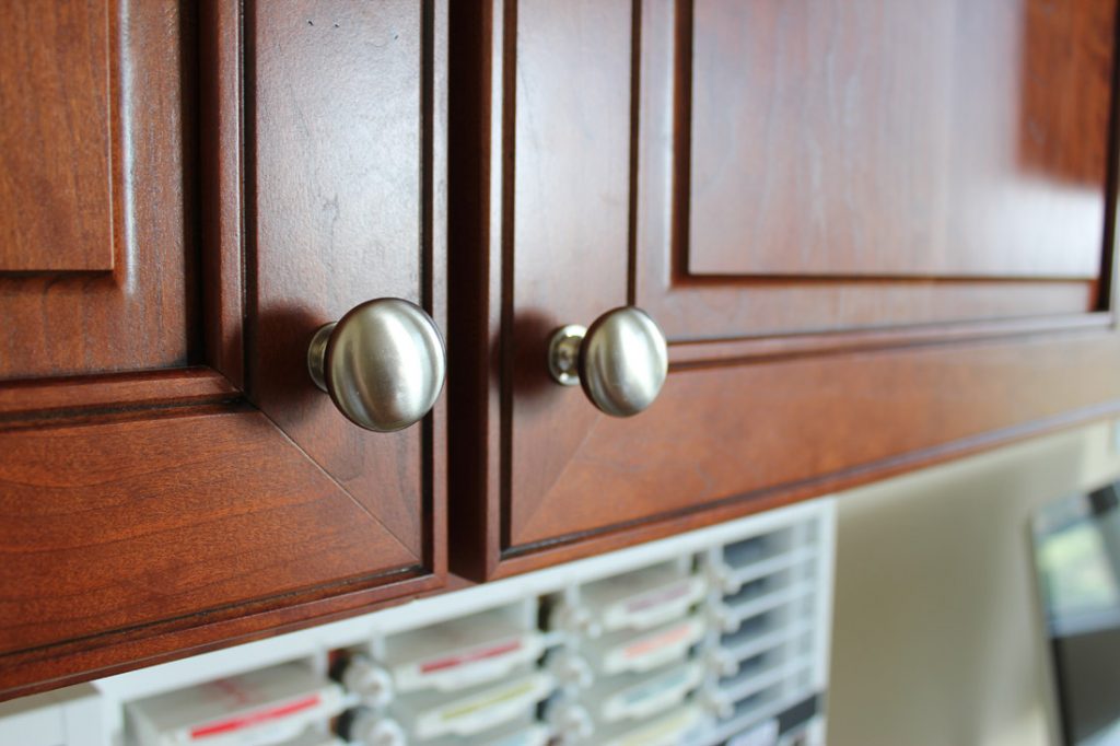 Knobs-that-contrast-to-the-cabinet-color.]