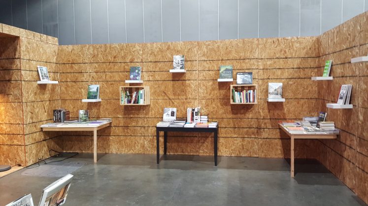 popup-reading-room-floating-bookshelves-hennessey-ingalls-reading-room-3-dwell-on-design-2018-los-angeles