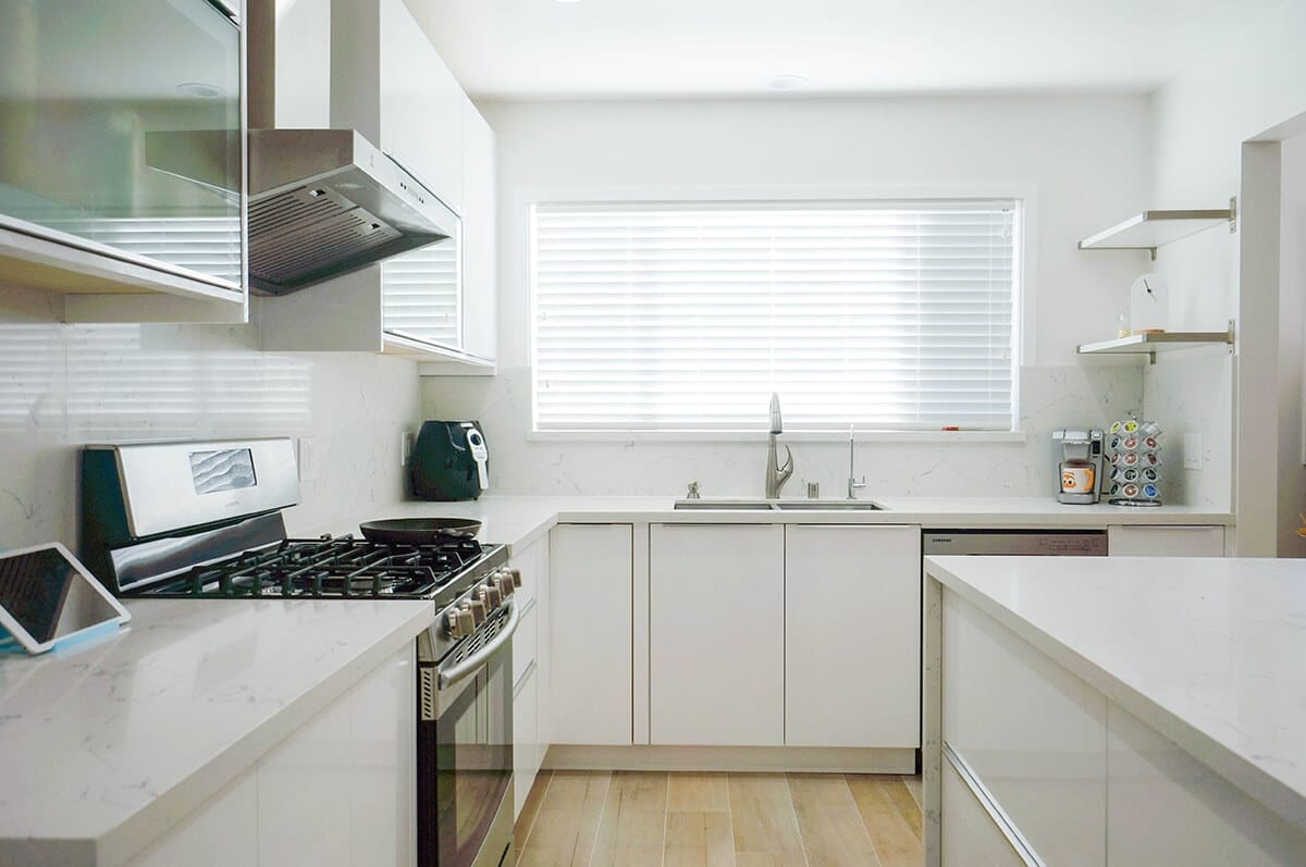 high-gloss-white-european-flat-panel-kitchen-cabinets-3