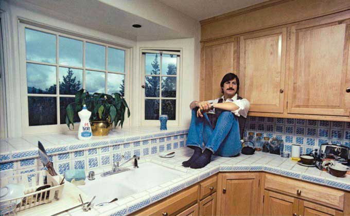 steve-jobs-on-kitchen-counter